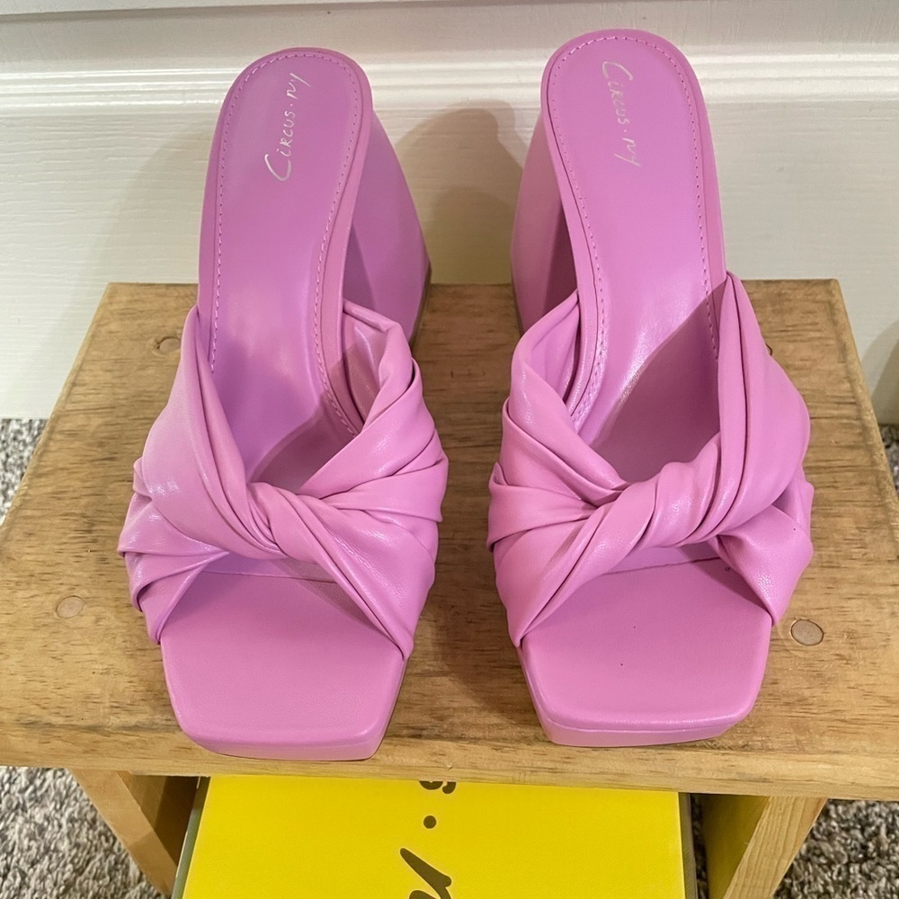 CIRCUS NY Fiji Flower Marianna Sandals - Picture 3 of 12